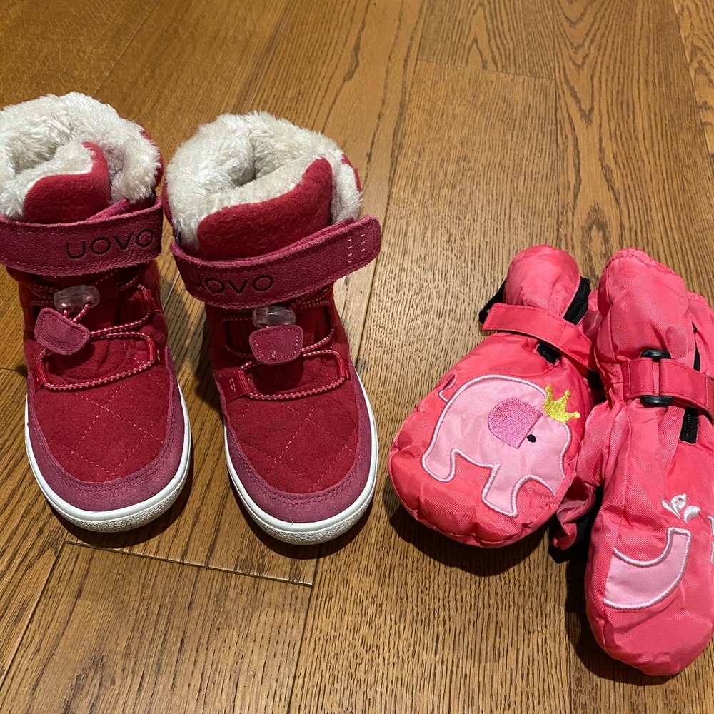 Kids snow boots and gloves